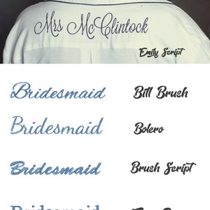 Puede incluir: Una camisa blanca con bordados azules que muestran diferentes estilos de fuente para la palabra "Bridesmaid" y el texto "Miss Mc Clintock" con el nombre de la fuente "Emily Script" debajo.