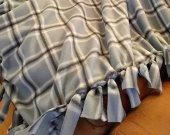 Tied Fleece Blanket Tutorial, No Sew Craft, No Sew Blanket pattern, Easy Farmhouse Blanket
