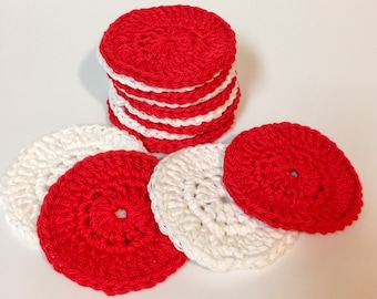 Peut inclure: Un ensemble de disques ronds en crochet rouge et blanc. Les disques sont faits de fil doux et sont parfaits pour nettoyer le maquillage ou enlever le vernis à ongles.