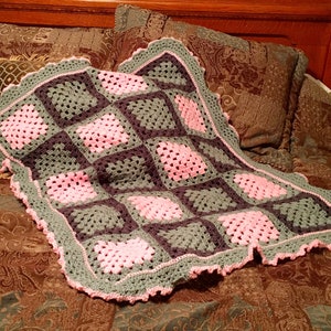Manta de bebé de crochet para principiantes, manta cuadrada de abuela con volantes ruborizados, manta de regazo, cuadrado de abuela fácil, patrón de manta de crochet