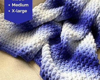 Può includere: Una coperta in maglia grossa con una sfumatura di colore blu e bianco. Un riquadro grafico blu mostra il testo: 6 Sizes, Lovey, Baby, Toddler, Throw, Medium, X-large. Una lettera P gialla è visibile nell'angolo in basso a sinistra.