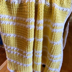 Pretty Crochet Mesh and Berry Baby Blanket, crochet textured baby blanket, easy crochet blanket pattern, easy farmhouse blanket pattern