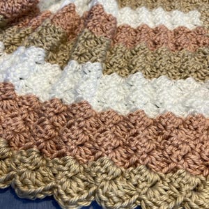 Coperta moderna con motivo all'uncinetto, Lavinia's Blossom in Soft Stripes, coperta reversibile morbida e calda