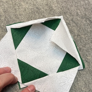 Tutorial passo dopo passo per principianti per realizzare un blocco trapuntato esplosivo quadrato in un quadrato, perfetto per i principianti del quilting, modello di blocco trapuntato facile