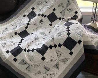 Patrones de acolchado en PDF, Patrón de acolchado moderno para niños pequeños, Diseño de cadena irlandesa en gris y blanco con diseño de molinillo, Patrones fáciles para acolchar bebés