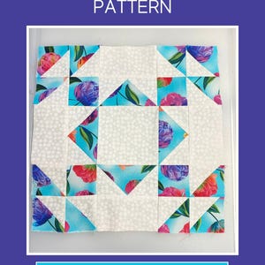Puede incluir: Un patrón de bloque de edredón Summer Winds con acentos de tela floral. El bloque de edredón presenta tela blanca con un pequeño patrón de estrellas y secciones de tela azul con diseños florales rosas y morados. El texto "HOW TO SEW A SUMMER WINDS QUILT BLOCK PATTERN" está en la parte superior.