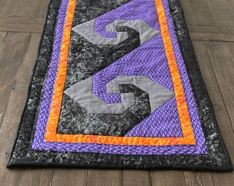 Halloween Table Decor, Witches hat Halloween Table Runner Quilt Pattern, Table Runner Sewing, Halloween Fabric, Quilted Table Runner