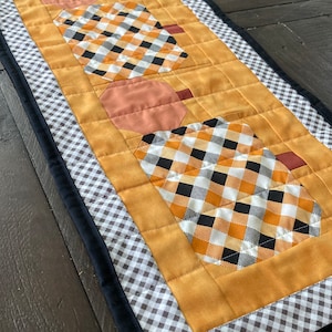 Plaid Pumpkins Table Runner Easy Quilt Pattern Printable PDF, fast table runner, fall dining table decor, gingham pumpkin mini quilt pattern