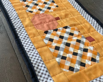 Karierter Kürbis-Tischläufer Easy Quilt Pattern Printable PDF, schneller Tischläufer, Herbst-Esstischdekor, Gingham-Kürbis-Mini-Quilt-Muster