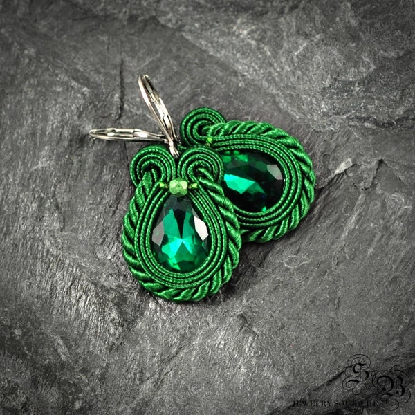 Small Green Soutache Earrings, Emerald Soutache Earrings, Green clip-on soutache, Green dangle Earrings, Small Earrings, Ohrringe soutache