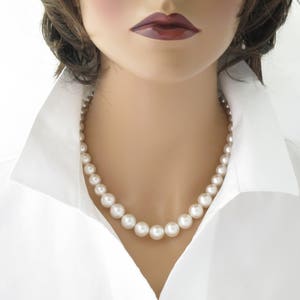 Large pearl necklace Simple graduated pearl necklace Classic bridal necklace Pearl jewelry Pearl bridal necklace Business casual necklace