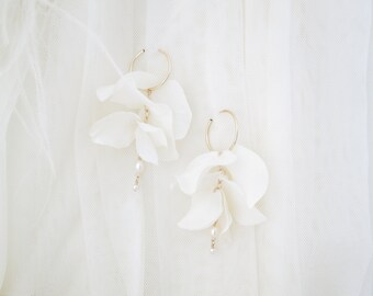 Floral bridal earrings Gold hoop earrings White flower wedding earrings Pearl floral earrings for bride Freshwater pearl boho bridal jewelry
