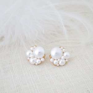 Pearl cluster stud earrings Bridal earrings pearl Wedding earrings for bride Asymmetrical pearl bridal earrings Unique wedding jewelry