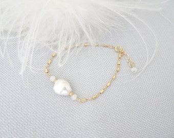 Baroque pearl bracelet Pearl jewelry for brides Simple gold bracelet Minimalist wedding bracelet Gemstone bracelet Unique modern bracelet