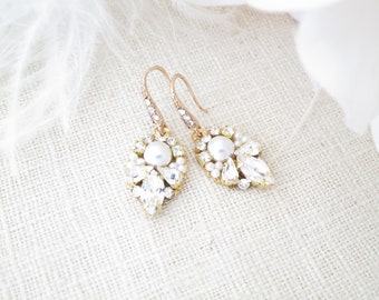 Wedding earrings for brides Pearl cluster earrings Crystal bridal earrings Pearl bridal jewelry Gold dangle earrings Dainty wedding jewelry