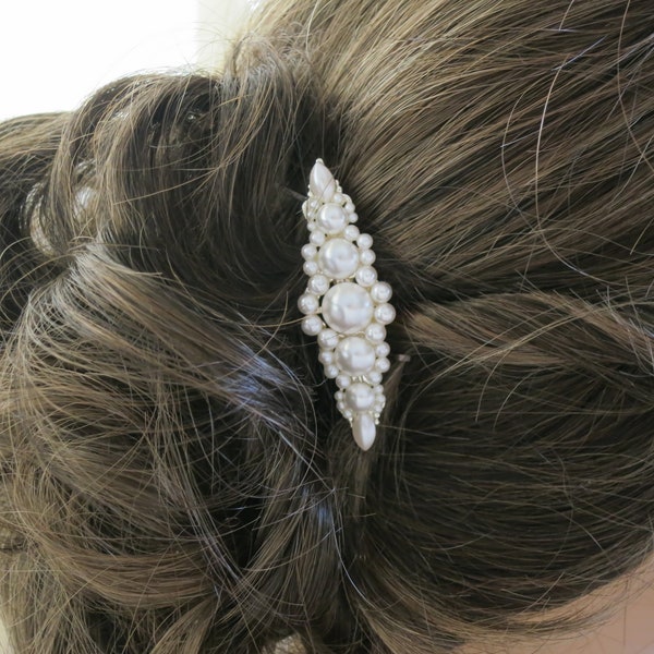 Pearl hair clip Wedding hair accessory Small pearl barrette  Vintage style Bridal hair pin Pearl hairpiece Modern pearl clip Hair jewelry