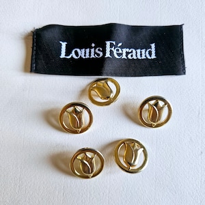 Puede incluir: Cinco botones de color dorado con un diseño de tulipán. Los botones son circulares y tienen un tulipán en relieve en el centro. Los botones están dispuestos en semicírculo. También se ve una etiqueta negra con el texto "Louis Féraud" en la imagen.