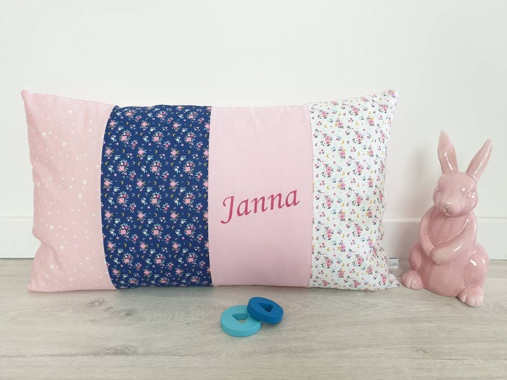 Coussin Personnalisable avec Prénom Motifs Liberty Tons Bleu et Rose