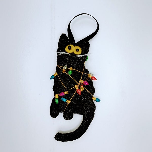 Chat noir Eco Felt fait à la main enveloppé dans des lumières de Noël Ornement