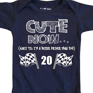 Słodkie teraz... Poczekaj, aż będę lepszym kierowcą niż ty Racecar #20 Car Racing Bell Infant Baby Bodysuit