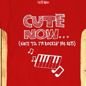 Klavier jetzt NIEDLICH... (Warten Sie, bis ich den Schlüssel Rockin &#39; bin) Geschenk lustige Kleinkind Kinder T-Shirt 2 t-6 t Spieler Tastatur Musikinstrument-Rock-band
