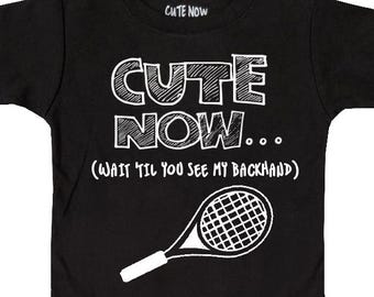 Tenis LINDO AHORA... (Espera a ver mi revés) Regalo Camiseta divertida para niños pequeños de 2T a 6T cancha de raqueta