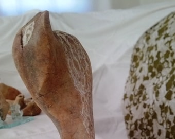Jagdvogel - Patinierter Naturstein von der Lykischen Küste/Türkei; Naturform mit Gravuren verziert und als Figur angedeutet