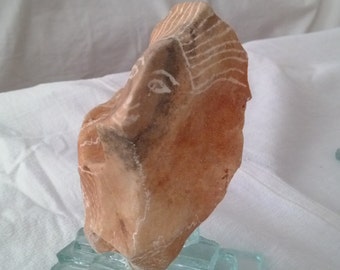 Sculpture sur pierre naturelle « Vif » avec patine et forme des gravures andeutenden