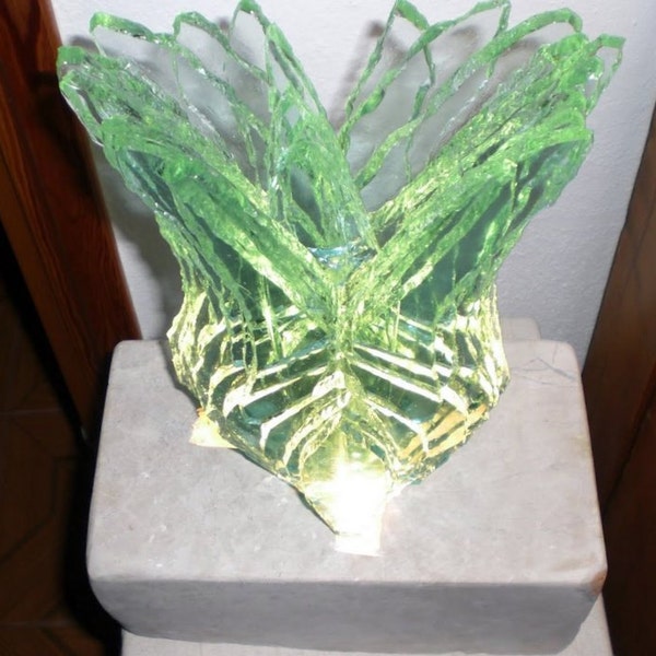Glaskulptur "Tulpe" aus handgebrochenem und geschliffenem Glas mit LED Beleuchtung