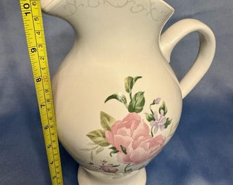 Jarra de cerámica vintage Gorham Lady Anne con diseño floral de rosas rosas.