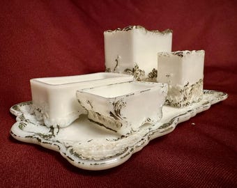 Juego de tocador antiguo victoriano de cristal opalino con filigrana dorada: bandeja y cajas para joyas.