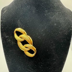 Broche vintage Napier de eslabones entrelazados texturizados en tono dorado.