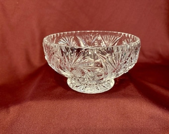 Bellissima ciotola vintage in cristallo tagliato, trasparente, con base a piedistallo.
