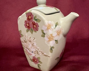 Preciosa tetera de Rosie B. Farmer, perteneciente a la colección Songbird Garden.