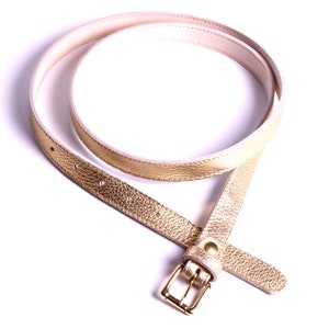 Damesriem van zacht goudkleurig leer, 2 cm breed, grote maat, gemaakt in Frankrijk.