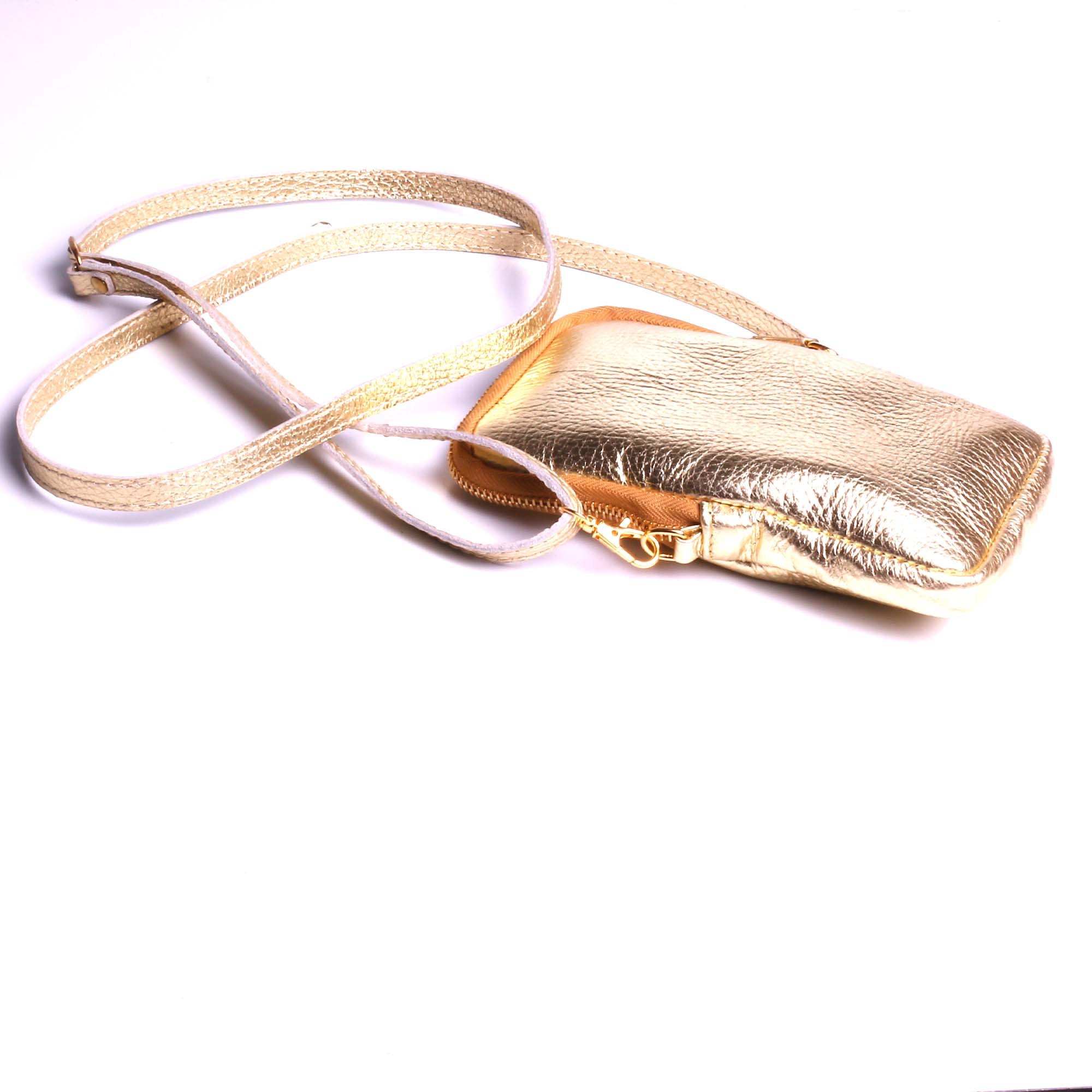 Pochette cuir doré sale