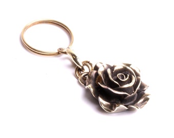 Porte clés fleur, une rose ouverte création artisanale bijouterie By Mode France une sculpture fait à la main.