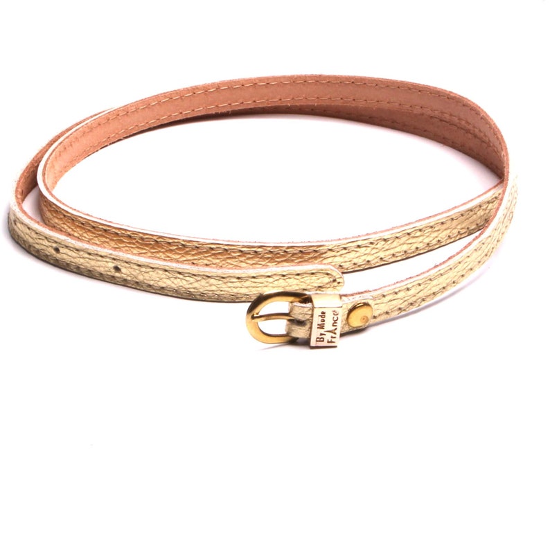 Feiner Damengürtel aus 1 cm goldenem Leder für modisches Luxus-Kleidungsaccessoire, hergestellt in Frankreich. Bild 3