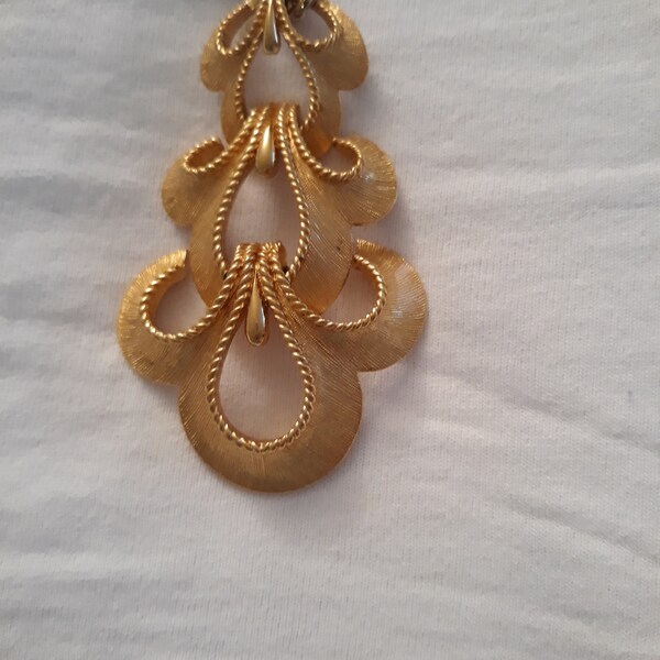 Vintage Crown Trifari Gold Tone Pendant Necklace