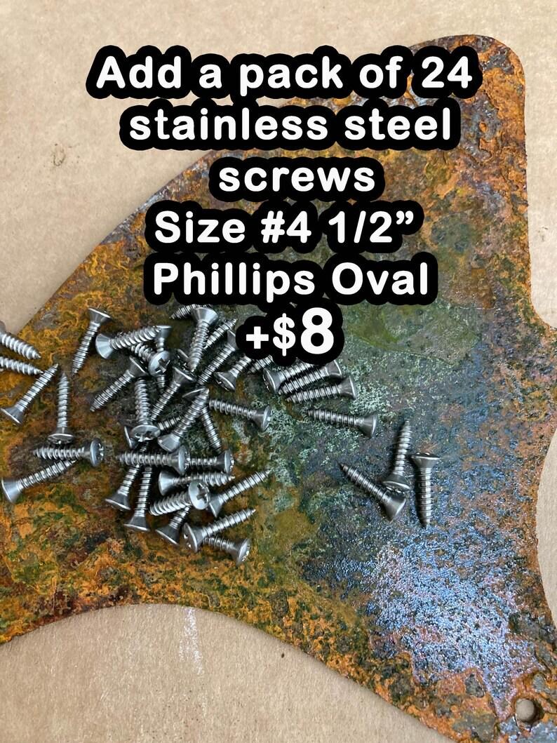 Puede incluir: Un paquete de 24 tornillos de acero inoxidable, tama&ntilde;o #4 1/2" Phillips Oval, sobre una superficie met&aacute;lica oxidada. A&ntilde;ade un paquete de 24 tornillos de acero inoxidable por 8&nbsp;&euro;.