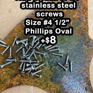 Puede incluir: Un paquete de 24 tornillos de acero inoxidable, tama&ntilde;o #4 1/2" Phillips Oval, sobre una superficie met&aacute;lica oxidada. A&ntilde;ade un paquete de 24 tornillos de acero inoxidable por 8&nbsp;&euro;.