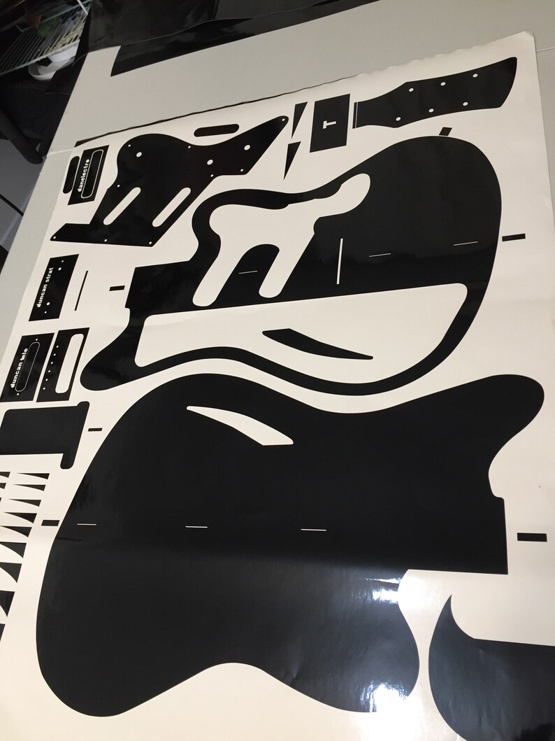 Puede incluir: Plantilla de guitarra en blanco y negro para construir una guitarra. La plantilla incluye el cuerpo, el m&aacute;stil y otras partes de la guitarra.