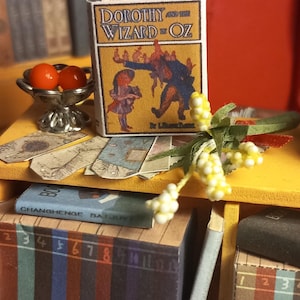 Dorothy e il Mago di Oz, libro illustrato in miniatura di casa delle bambole in scala 1:12, vintage. Sono inclusi anche un segnalibro sciolto e delle cartoline.