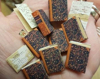 Répliques victoriennes de la collection Charles Dickens de 8 romans à l'échelle 1:12. Chaque livre contient des pages vierges tournantes vieillies.