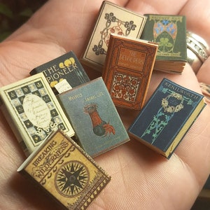 1:12 Puppenhaus Miniatur antike Replik Romane Satz von 8 Büchern mit gealterten umblätterbaren leeren Seiten im Inneren.