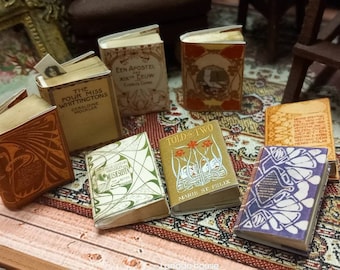 Puppenhaus Miniatur 1:12 Jugendstil Büchermappe mit 8 Romanen. Jedes Buch hat wendbare, gealterte leere Seiten innen.