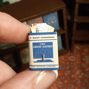 Il grande Gatsby illustrato in scala 1:12 dollhouse miniature vintage book. Sono inclusi anche un segnalibro sciolto e delle cartoline.