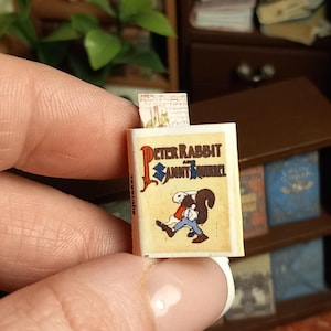 Peter Rabbit e Sammy Squirrel hanno illustrato il libro in miniatura di una casa delle bambole in scala 1:12. Sono inclusi anche un segnalibro sciolto e delle cartoline.