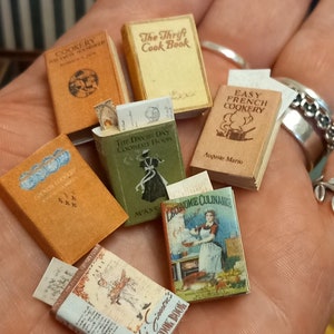 Vintage Kochbuch im Maßstab 1:12, Puppenhaus-Miniaturbuch mit 7 Kochbüchern und einer Sammlung von Rezeptkarten ist enthalten.