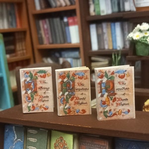 De goddelijke komedie Dante Alighieri-boek in een poppenhuisminiatuur op schaal 1,12.